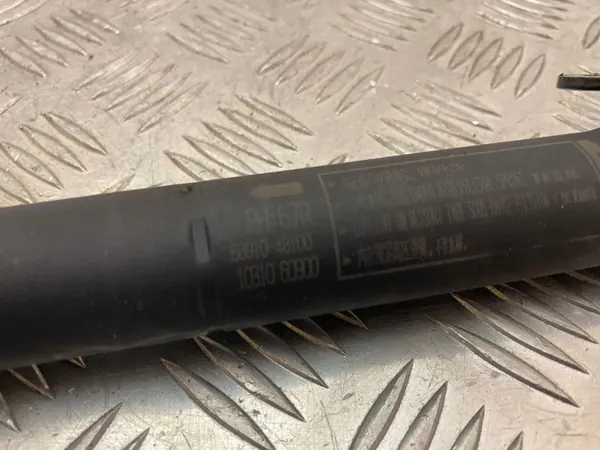 Lexus RX 450H 2021 Heckklappendämpfer OEM 6891048100 image 3