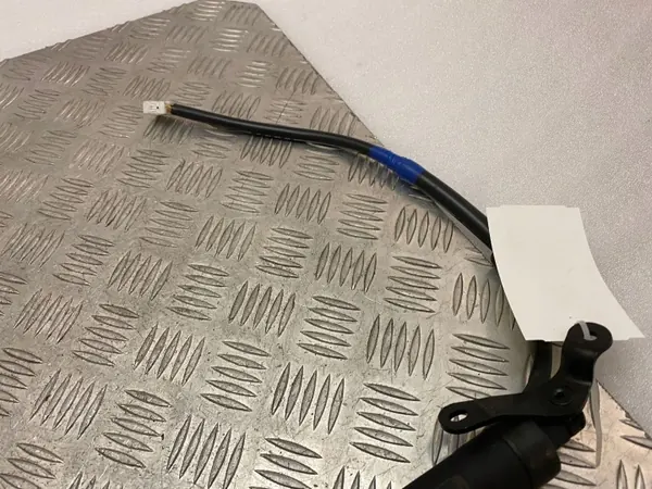 Lexus RX 450H 2021 Heckklappendämpfer OEM 6891048100 image 4
