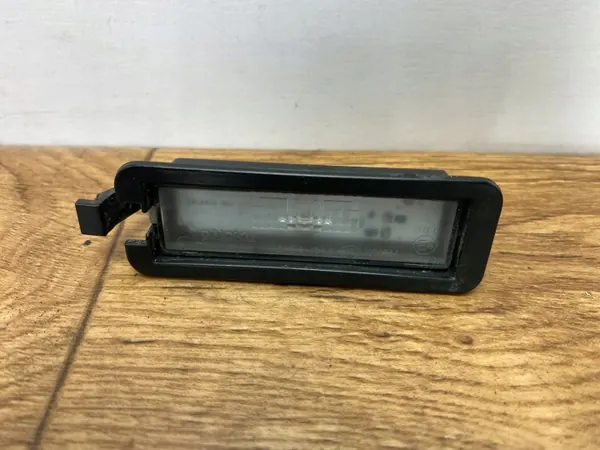 Luz de matrícula OEM 68462399AB Dodge Challenger image 2