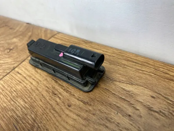 Luz de matrícula OEM 68462399AB Dodge Challenger image 3