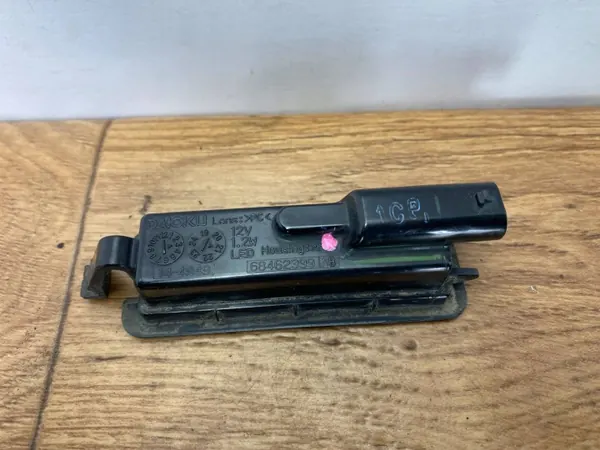Luz de matrícula OEM 68462399AB Dodge Challenger image 5