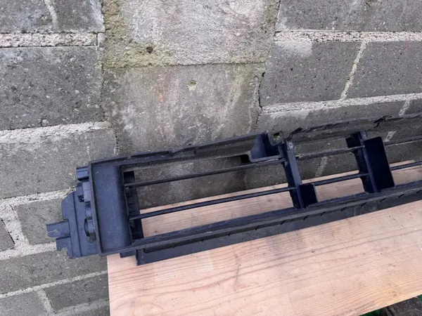 KIA 86961-R2200 framluftgallret OEM image 3