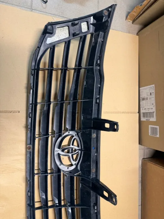 Grelha Toyota Hilux 2012-2016 OEM 070327 Usado image 4