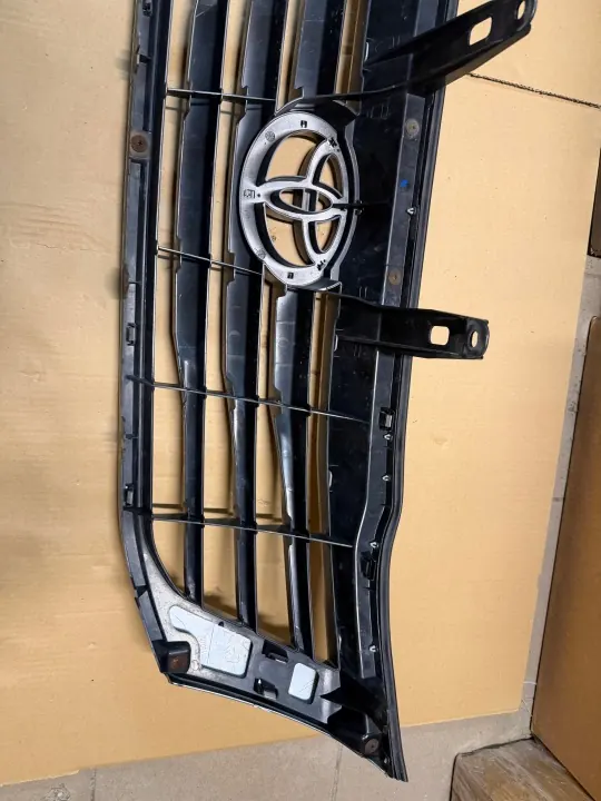 Grelha Toyota Hilux 2012-2016 OEM 070327 Usado image 5