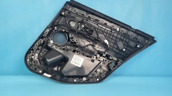 BMW 3 G21 Vasen Takaoven Panel OEM 3390772 image 10