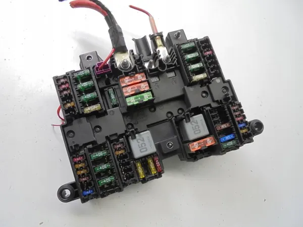 Sicherungskasten Mercedes-Benz EQA 2022 OEM A1779061302 image 3