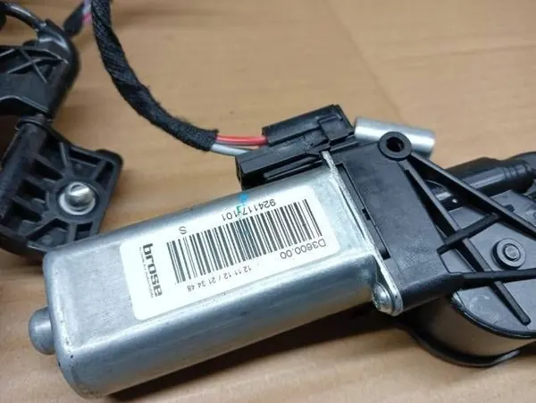 VW Passat B8 Sitzmotor OEM 5N0881880F Links Vorne image 3