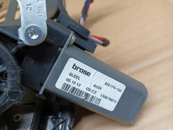 VW Passat B8 Sitzmotor OEM 5N0881880F Links Vorne image 4