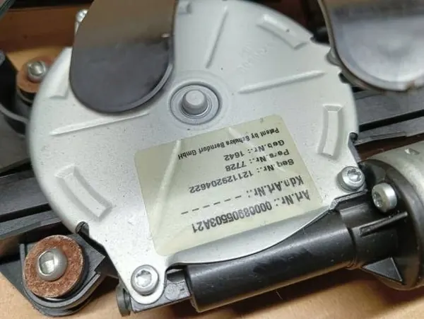 VW Passat B8 Sitzmotor OEM 5N0881880F Links Vorne image 5