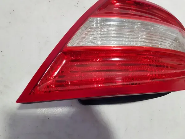 MERCEDES W204 SEDAN RECHTER ACHTERLAMP A2048200264 image 2