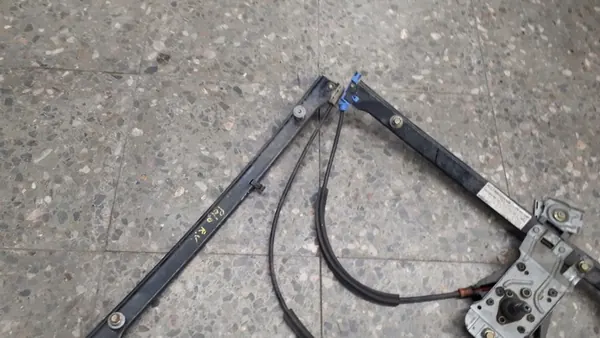 Elevador de vidro dianteiro direito Polo 6N image 3