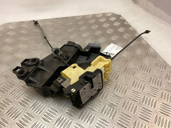 Volvo XC90 2018 Takaoven Lukko OEM 32131411 image 2