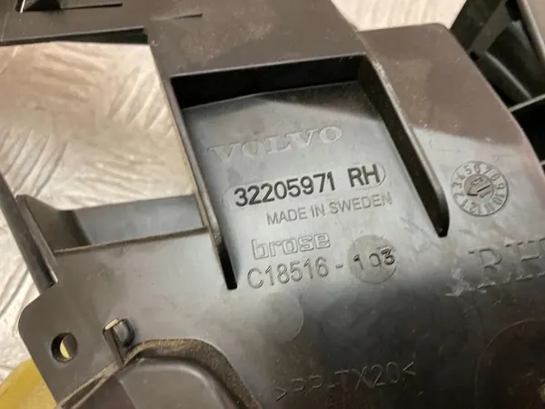 Volvo XC90 2018 Takaoven Lukko OEM 32131411 image 3