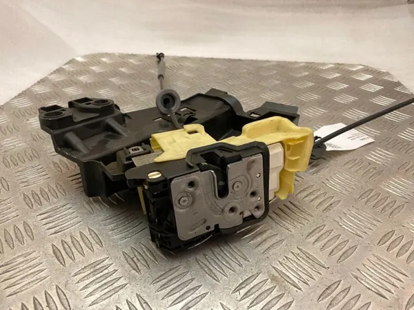 Volvo XC90 2018 Takaoven Lukko OEM 32131411 image 4