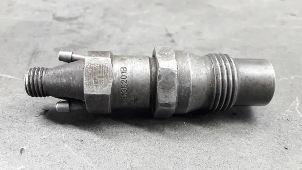 VW GOLF II 1.6TD Injektor 068130201B image 3