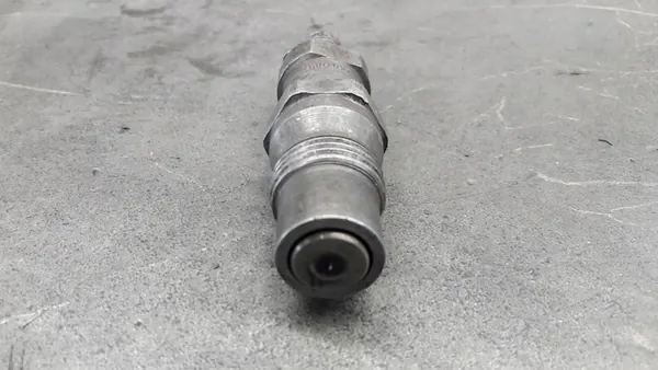 VW GOLF II 1.6TD Injektor 068130201B image 4