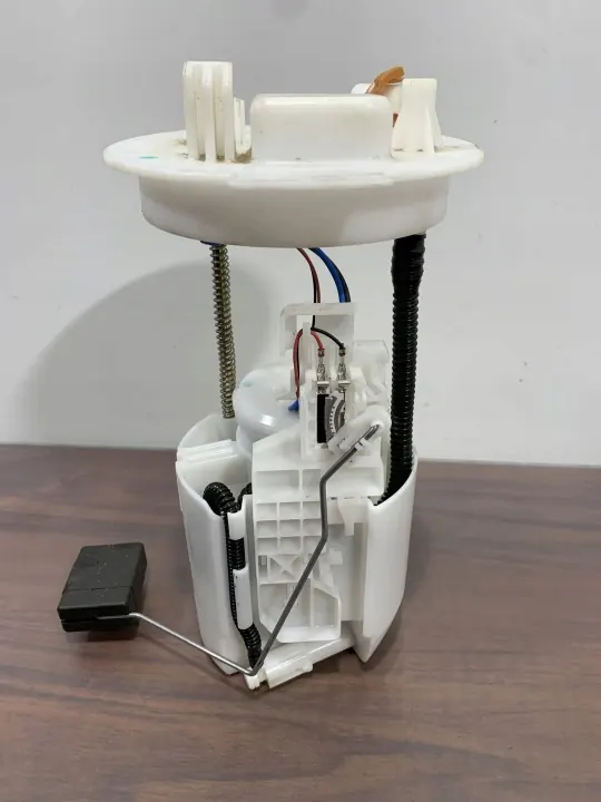 Bomba de combustível Subaru Forester OEM 2921002460 - Usada image 3