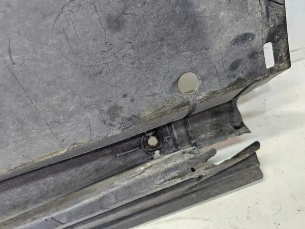 OEM 8K0825207B 3/26 Vänster Underredessköld Audi image 3