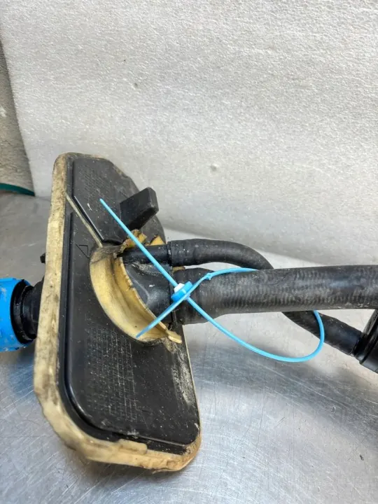 AdBlue-korkki ja Letku OEM 748902871R Renault Master III image 4