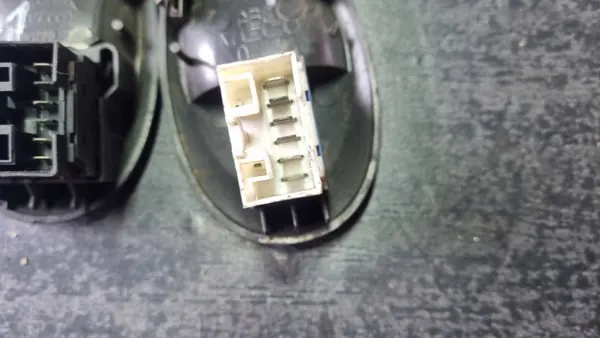 OEM 6944279691467 Interruptor janelas/espelhos Iveco Daily image 4
