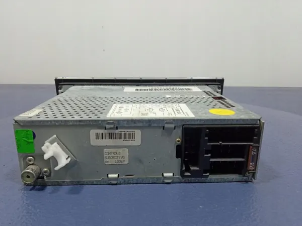 AUDI A4 B6 Radio OEM 8E0035152 - Audison Käytetty image 3