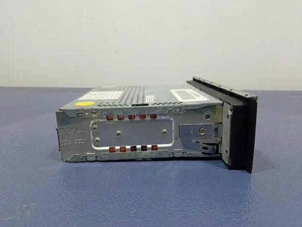 AUDI A4 B6 Radio OEM 8E0035152 - Audison Käytetty image 4