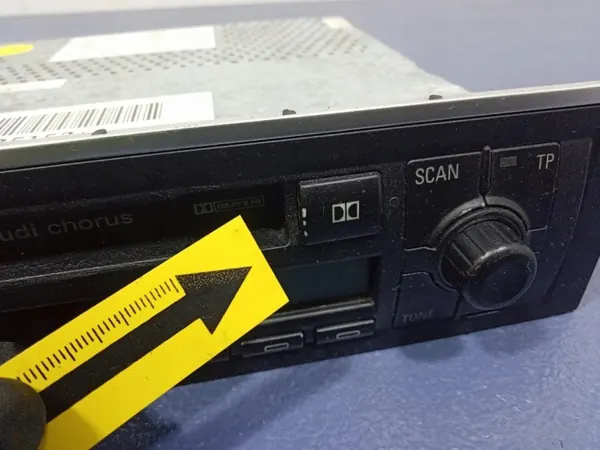 AUDI A4 B6 Radio OEM 8E0035152 - Audison Käytetty image 5