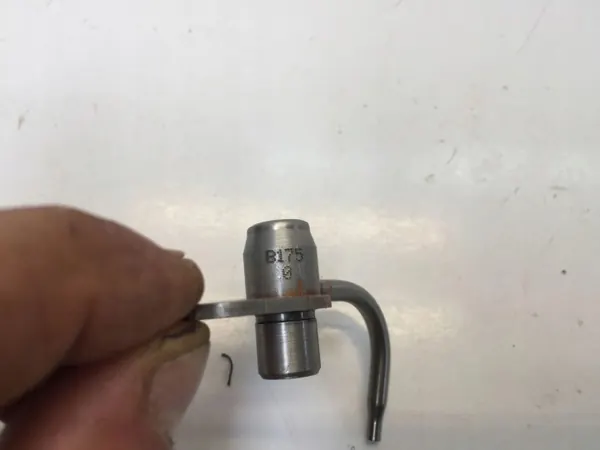 Mercedes Kolbenöldüse OEM B175 - Gebraucht image 3
