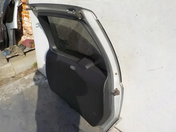 Puerta trasera Nissan X-Trail T31 OEM 665 image 3