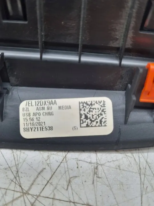 Porta USB Chrysler OEM 7EL12DX9AA - Usado image 4