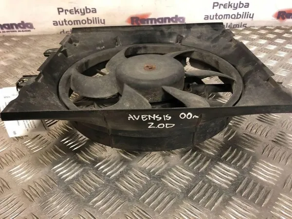 Toyota Avensis Verso 1999 Cache Ventilateur Radiateur OEM 163600B010 image 3