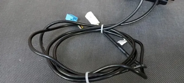 Mercedes USB/AUX-liitin OEM A2468201915 - Käytetty image 6