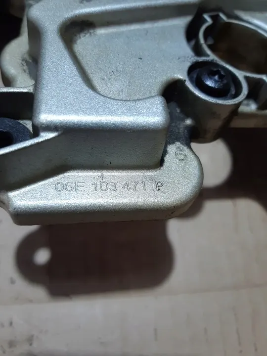 Vänster ventilkåpa AUDI Q5 3.2 FSI CAL 06E103471P image 6