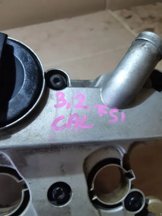 Vänster ventilkåpa AUDI Q5 3.2 FSI CAL 06E103471P image 7