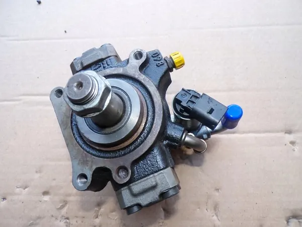 Volkswagen Audi 1.6 TDI Kraftstoffpumpe 03L130755AH01 image 2