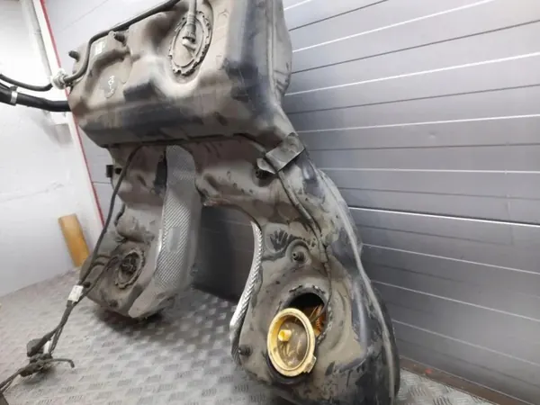 Depósito Audi A8 OEM 4H0201021BJ - Usado image 3