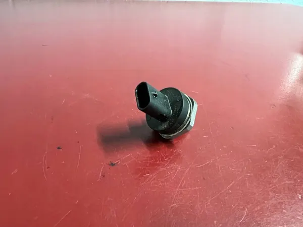 Capteur de pression de carburant BMW OE 8643665 image 2