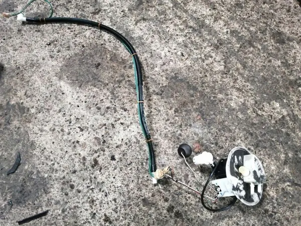 Bränslenivåsensor OEM 8K0201301C Audi A4 2.0L image 3