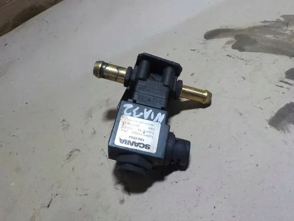Válvula de agua Scania OEM 1863594 - Usada image 5