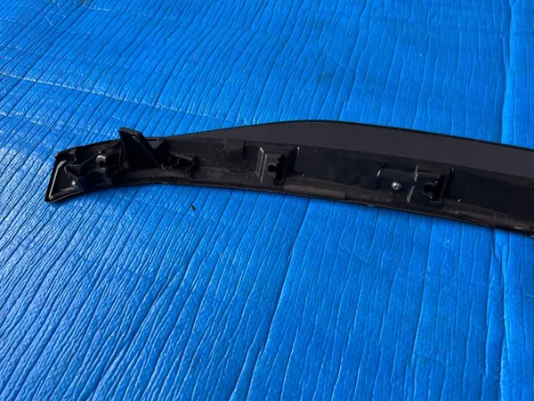 Spoiler de hayon OEM 76812-42150 pour Toyota BZ4X image 4