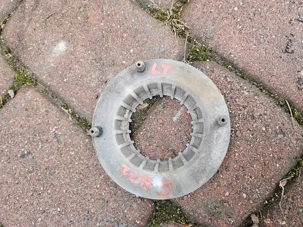 Base de Montaje de Resorte Trasero Renault Zoe 550362599R image 1