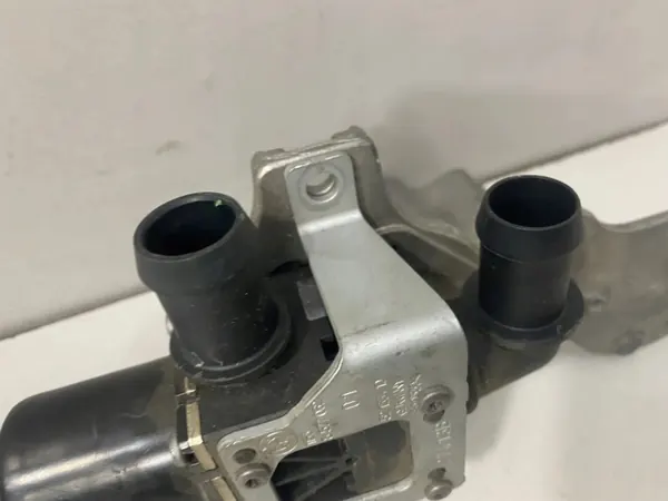 Pompe à eau BMW 5 F10 OEM 8572513 2.0L Diesel image 3