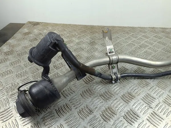 Pescoço de enchimento Kia OEM P244W000 - Usado image 3
