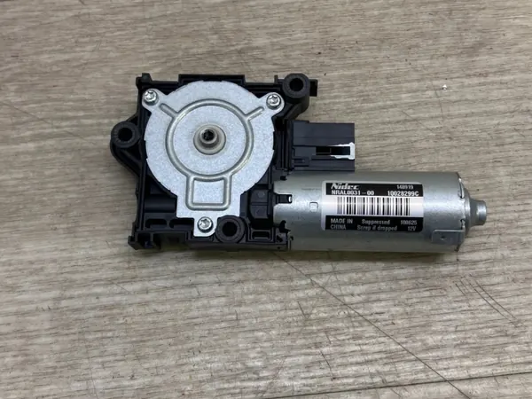 Moteur de toit ouvrant Porsche OEM 9A795959100 - Occasion image 5