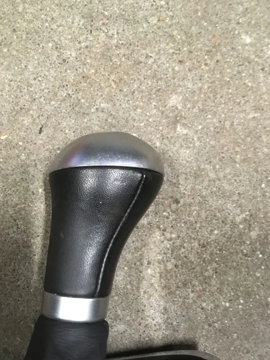 Pomo de cambio Mercedes OEM A2032672811 - Usado image 3