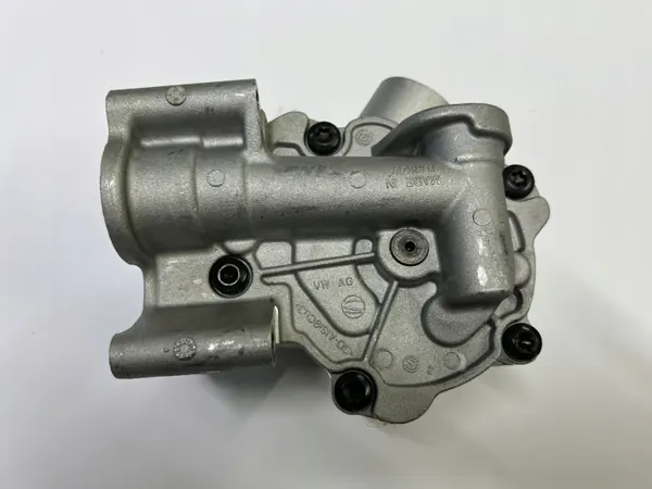 Pompe à huile Audi OEM 0P2115103A - État utilisé image 3