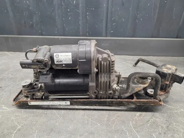 BMW OEM 6789937 Luchtveringcompressor E61 LCI image 2
