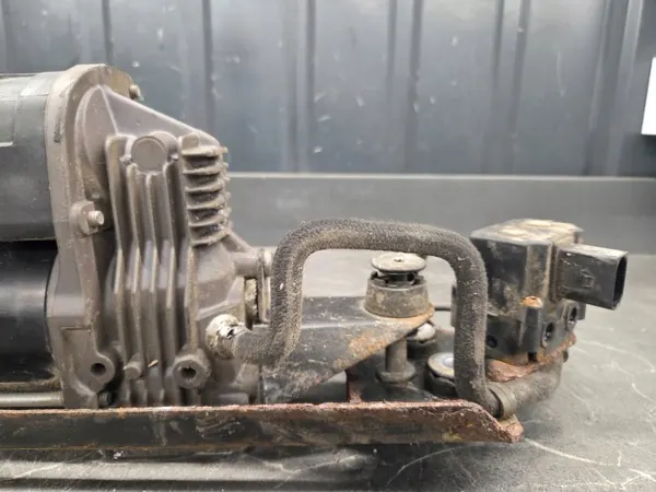 BMW OEM 6789937 Luchtveringcompressor E61 LCI image 3