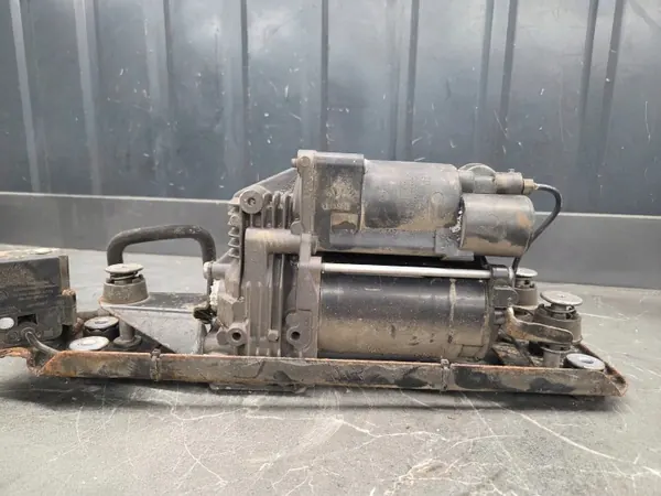 BMW OEM 6789937 Luchtveringcompressor E61 LCI image 6