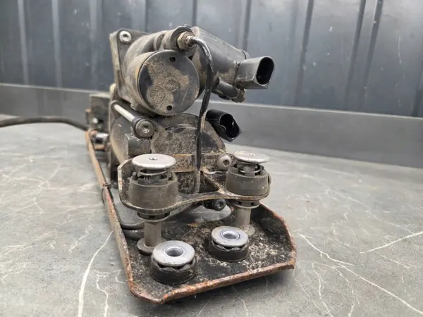 BMW OEM 6789937 Luchtveringcompressor E61 LCI image 7